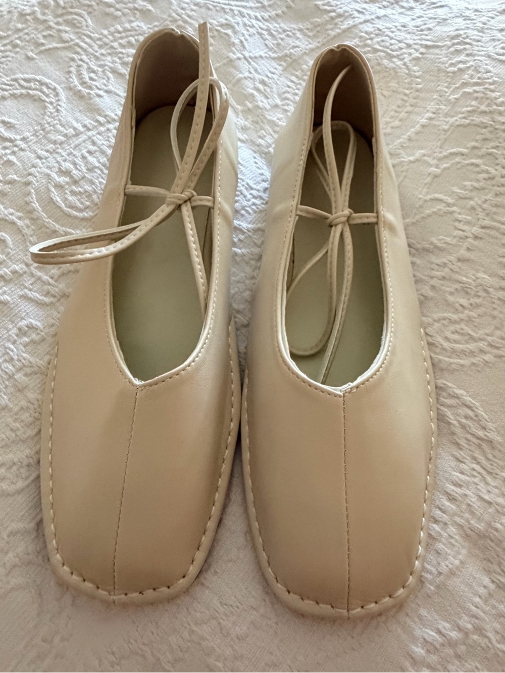 NWB* Classic Cream Ballet Flats with Front Tie